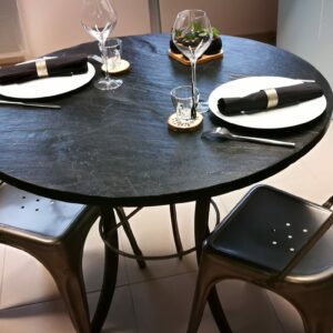 Table avec pieds acier